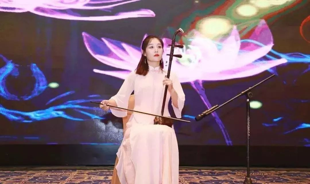 二胡曲谱南泥湾52弦带指法的，中国二胡曲谱南泥湾